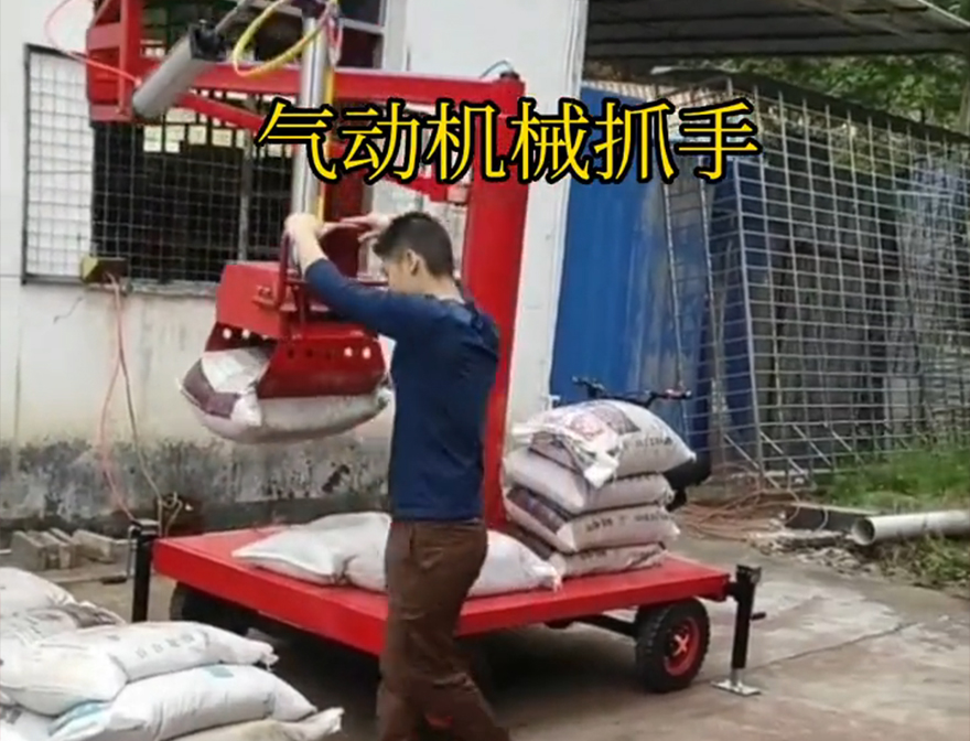 准格尔旗机械抓手水泥机械抓手详细视频准格尔旗酒糟抓斗详细视频青储搬运机机械抓手装卸水泥神器
